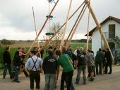 Über 30 Leute stemmten den Baum Stück für Stück hoch.