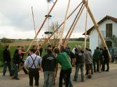 &Uuml;ber 30 Leute stemmten den Baum St&uuml;ck f&uuml;r St&uuml;ck hoch.