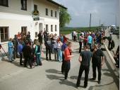 Das Wetter war gut und sowohl Besucher als auch Mitglieder fanden sich in Steinbach ein. Um 13:00 Uhr wurde dann der Baum aufgestellt. 