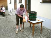 Unser neuer Sch&uuml;tzenk&ouml;nig stiftete zur Feier des Tages ein Fass Bier. Nat&uuml;rlich musste Alfred das Fass auch anzapfen. 