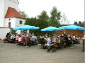 So gut besucht war der 1. Mai in Steinbach schon lange nicht mehr. Mitglieder, Freunde und Gönner des Vereins sowie Fahrrad-Ausflügler erfreuten sich der guten Bewirtung und der herrlichen Kulisse zwischen Kirche und Gasthaus. 