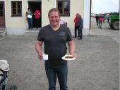 Kaffee und Kuchen wurden nachmittags gereicht. Unsere Vereinsdamen haben die Leckereien gebacken und mitgebracht. Wie viele andere konnte auch Berni den Versuchungen nicht widerstehen. 