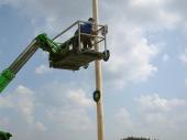 Der letzte "Schliff" am Baum. Martin und Mane brachten noch die Tafeln an, damit der Baum komplett war. 