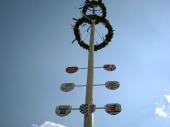 Ein sch&ouml;ner Baum mit wei&szlig;en und blauen B&auml;ndern vor einem wei&szlig;blauen Himmel. Ein herrlicher Tag in Steinbach, der viele Besucher noch bis zum Abend zum Verweilen einlud. 