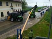 Mit „schwerem Gerät“ wurde der Maibaum angehoben. Leider lies der der neue Baum und der Regen nicht zu, dass er manuell aufgestellt wurde. „Der ist wie eingeseift“ meinte Schützenmeister Freudenreich.