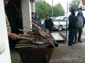 Es wollte nicht aufhören zu regnen. Unser Wirt grillte trotzdem die leckeren Fische, die guten Absatz fanden. Viele freuen sich auf den 1. Mai in Steinbach – auch wegen der guten Fische.