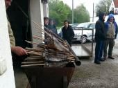 Es wollte nicht aufh&ouml;ren zu regnen. Unser Wirt grillte trotzdem die leckeren Fische, die guten Absatz fanden. Viele freuen sich auf den 1. Mai in Steinbach &ndash; auch wegen der guten Fische.