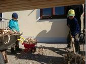Alt, Jung und auch &bdquo;sehr&ldquo; Jung halfen zusammen, um den Baum herzurichten. Hier die zwei &bdquo;Wirts-Buam&ldquo; bei der Arbeit. 
