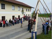 Hier wird es sch&ouml;n sichtbar, wie viele Leute zum Maibaum-Aufstellen gekommen sind. 