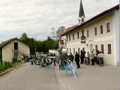 Gut vorbereitet liegt der Baum vor dem Wirtshaus und wartet auf&rsquo;s aufstellen. Die viele Vorarbeit, die geleistet werden musste, ist hier nicht mehr zu sehen. 