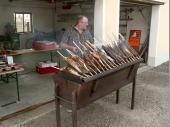 Der Wirt hat schon mal die Vorbereitungen f&uuml;r &bdquo;danach&ldquo; getroffen. Der Grill lief noch den ganzen Nachmittag und die Fische waren echt lecker. 
