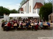 Gutes Wetter, eine herrliche Aussicht, die Kirche und das Wirtshaus im Hintergrund – was will man mehr … 