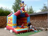 Die Hüpfburg – ein Kindermagnet. Hier zieht es die Kleinen immer wieder hinein um sich auszutoben. Reinhard beaufsichtigte das Treiben und versorgte die Wehwehchen. 