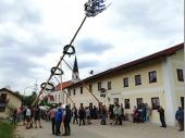 Natürlich wird die Aktion von den Vereinsdamen und unseren Gästen genau verfolgt. Schön dass sich so viele in Steinbach eingefunden haben. 