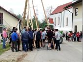 Dieses Jahr war der Anderl leider durch Krankheit verhindert. Somit ist Peter eingesprungen und hat das Aufstellen geleitet und beaufsichtigt. (Hier links im Bild.) 