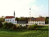 Hier nochmal eine wirklich schöne Aufnahme von unserem Herbergslokal mit Kirche und Maibaum. Alles was ein kleines Dorf braucht. Die Grenzlandschützen fühlen sich jedenfalls sehr wohl dort. 