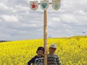 Da können Kilian und Vincent durchaus Stolz darauf sein. Ein Maibaum mit Tafeln dran. 