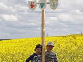 Da k&ouml;nnen Kilian und Vincent durchaus Stolz darauf sein. Ein Maibaum mit Tafeln dran. 