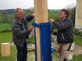 Der Baum soll ja mindestens bis n&auml;chsten Mai stehen bleiben. Da wird von Martin und Anderl Pr&auml;zisionsarbeit geleistet. Am Ende stand der Baum sicher in der Verankerung. 