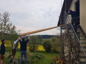 Da werden gleich die Schwalben wieder aufger&auml;umt. Die brauchen wir n&auml;chstes Jahr wieder zum 1. Mai. Da ist es gut, wenn man wei&szlig; wo sie sind und wenn sie sicher und trocken verwahrt sind. 