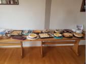 Lecker!! Das Kuchenbuffet ist eine Augenweide und sehr lecker. Die Entscheidung, was als erstes probiert werden soll f&auml;llt vielen schwer. Vielen Dank an die Spender/innen. 