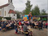 Viele sind gekommen und das freut die Grenzlandschützen sehr. Jung und Alt fanden am Parkplatz jemanden zum Ratschen. Alle Kinder lieben die Hüpfburg und tollen darin herum bis sie völlig am Ende sind. 