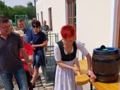 Nat&uuml;rlich musste die Sch&uuml;tzenk&ouml;nigin das Fass anzapfen. &bdquo;Ich hab&lsquo; das noch nie gemacht&ldquo; meinte sie. Doch sie hat das mit Bravour erledigt &ndash; nicht ein Tropfen ging daneben. 