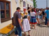 Nat&uuml;rlich muss das Bier auch von Christiane getestet werden und Alfred half ihr gerne dabei.