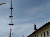 Viel fehlt nicht mehr und der Baum steht. Die Zuschauer begleiteten gebannt das Geschehen. 