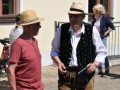 Ludwig und Ludwig – hier werden nur Informationen ausgetauscht. Männer „ratschen“ bekanntlich nicht. 