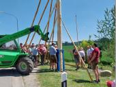 Jetzt steht er und muss noch festgemacht werden. Dabei soll der Baum auch noch gerade ausgerichtet werden. 