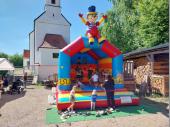 Die Ortsdurchfahrt war wie jedes Mal zum 1. Mai gesperrt und die Hüpfburg sorgte für großen Spaß. Somit waren die Kinder in Steinbach gut versorgt.