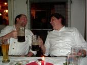Spa&szlig; hatten auch der Wirt und der Jugendleiter. Sie freuten sich &uuml;ber die Frei-Getr&auml;nke. 