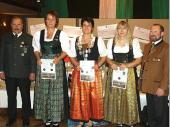 Die Gau-K&ouml;nigin Tina Seisenberger (mitte) mit ihren Vertreterinnen Gabriele Martinus (2.) (links) und Rosi Stadl&ouml;der (3.)  sowie Sch&uuml;tzenmeister Johann Neumeier und Gausch&uuml;tzenmeister Theo Gratzl. Eigentlich wollte sie den Jubil&auml;umspreis gewinnen. Als sie die Scheibe genauer betrachtete, stellte sie fest, dass es die K&ouml;nigsscheibe war. Einen hervorragenden 51,7 Teiler konnte Tina Seisenberger auf der roten Scheibe platzieren und holte sich somit die Gau-K&ouml;nigsw&uuml;rde. Die Grenzlandsch&uuml;tzen gratulieren zu diesem hohen Amt und freuen sich dar&uuml;ber, dass Tina diese hohe Position nach Steinbach geholt hat.