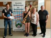 2015 schrieb Stefanie Schachtl Vereinsgeschichte. Sie ist die Erste der Grenzlandsch&uuml;tzen, die sich mit dem Luftgewehr f&uuml;r die Bayerischen Meisterschaften qualifiziert hat. Nach dem sich Stefanie mit einem sehr guten Ergebnis auf der Gauebene f&uuml;r die Niederbayerische Meisterschaft qualifiziert hatte, war die Freude gro&szlig;. Es war schon etwas Besonderes sich auf der Bezirksebene mit anderen Sch&uuml;tz/innen zu messen. Dass sie dann allerdings die Nerven behielt und ein Ergebnis ablieferte, das f&uuml;r die Bayerische Meisterschaft ausreichte war grandios.