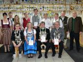 Hier die gesamte Gau-K&ouml;nigs-Riege. Gaujugendk&ouml;nig Fabian Ostermann - Almenrausch Velden; Gaudamenk&ouml;nigin Christiane Fleckenstein - Holzlandsch&uuml;tzen Johannesbrunn; Gauk&ouml;nig LG Josef Stelzer - Vilstaler Geisenhausen; Gauk&ouml;nig LP G&uuml;nther K&ouml;rbl - Schlo&szlig;sch&uuml;tzen Jettenstetten, mit allen zweit und drittplatzierten aus dem Jahr 2017. 