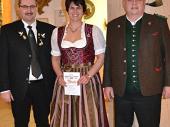 Da es 2016 kein Gaupreisschie&szlig;en gab wurden die Gauk&ouml;nige in einem gesonderten Schie&szlig;en in Geisenhausen ermittelt. Tina Seisenberger hatte bereits im Jahr 2011 die Gau-Damen-K&ouml;nigsw&uuml;rde erreicht. Diese Saison konnte sie den zweiten Platz f&uuml;r sich entscheiden. Fesch steht sie hier zwischen dem Gau-Sportleiter Oswald Rath (links) und Gausch&uuml;tzenmeister G&uuml;nter Franzl.