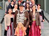 In der Saison 2024/25 konnte Ludwig Maier den besten Schuss zum Gauk&ouml;nig abgeben. Mit einem 7,0-Teiler durfte er den Sch&uuml;tzengau Vilsbiburg bei seinen Festivit&auml;ten vertreten. Hier eine Delegation der Grenzlandsch&uuml;tzen beim gro&szlig;en Trachten- und Sch&uuml;tzenzug in Passau am Rande der Maidult. 