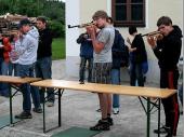 (2009) Stehend-Anschlag am Schiessstand. Wer nicht traf hatte Strafrunden vor sich. 