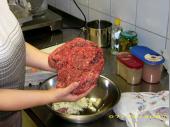Die wesentliche Grundlage für einen Hamburger ist Hackfleisch. Man nehme davon 1 kg und würze es gut .... 