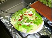 Die Unterlage (Salat, Ketchup und Majonäse) wurde zubereitet ...   