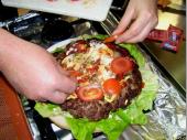 Gewürze, Zwiebeln  und Tomaten dazu, "Deckel" drauf und schon hat man einen hervorragenden Burger.  
