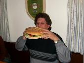 Insgesamt wog der Burger etwas über 1,8 kg. Der erste Bissen musste natürlich festgehalten werden. 