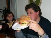 Nach dem ca. 1,1 kg des Burgers vernichtet waren, war der Trainer auch satt. Der Kommentar von ihm: "Absolut lecker, aber eine Nummer zu groß".  