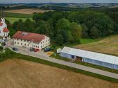 2019 fand das letzte Bergfest der Grenzlandschützen statt. Unser Schützenmeister hat mit einer Drohne ein Foto gemacht. Die Luftaufnahme zeigt erst so richtig die Dimension des Zeltes. 40 Meter lang ist leicht dahingesagt – aber wenn man es sieht … Da wird erst deutlich wie viele Kilometer unsere Bedienungen laufen mussten, um all die Gäste zu versorgen. 