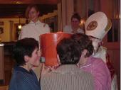 Angeblich haben die Grenzlandschützen ein Alkohol-Problem - meint der Nikolaus. 2004 mussten so die Damen aus einem preparierten Eimer heraus "Goasmaß" trinken. 