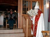 Ihre kgl. Hochheit wurde vom Nikolaus hofiert. Mit Zepter (gro&szlig;er Kochl&ouml;ffel) und Reichsapfel (anregendes Getr&auml;nk) durfte sie erhoben Platz nehmen. Der Grund: Tina Seisenberger war 2011 die Damen-Gausch&uuml;tzenk&ouml;nigin. 
