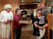 Bereits 2016 haben die Wirt's-Buam schon bem&auml;ngelt, dass sie kein Kripperl haben. Dies nahm der M&ouml;gli zum Anlass, den Sommer &uuml;ber ein wundersch&ouml;nes Kripperl zu bauen und der Wirt&lsquo;s-Familie an der Nikolausfeier 2017 zu &uuml;berreichen. Wir waren alle &uuml;berrascht &ndash; am meisten jedoch unsere Herbergsfamilie, die sich sichtlich &uuml;ber die &Uuml;berraschung gefreut hat. 