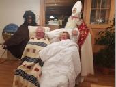 Das Highlight der Nikolausfeier 2022 &ndash; Paula und Martin im Schlafzimmer. Hier musste Paula erkl&auml;ren, was sie f&uuml;r einen Trick auf Lager hat, um Martin vom Schnarchen abzuhalten. Voller Begeisterung best&auml;tigte sie, dass das funktioniert. Danke Paula &ndash; wir haben Tr&auml;nen gelacht. 