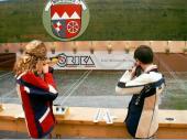 Maria und Berni beim Schie&szlig;en auf der gro&szlig;en Anlage. Das Oktoberfest-Schie&szlig;en ist das gr&ouml;&szlig;te Preisschie&szlig;en in Bayern. (2002)